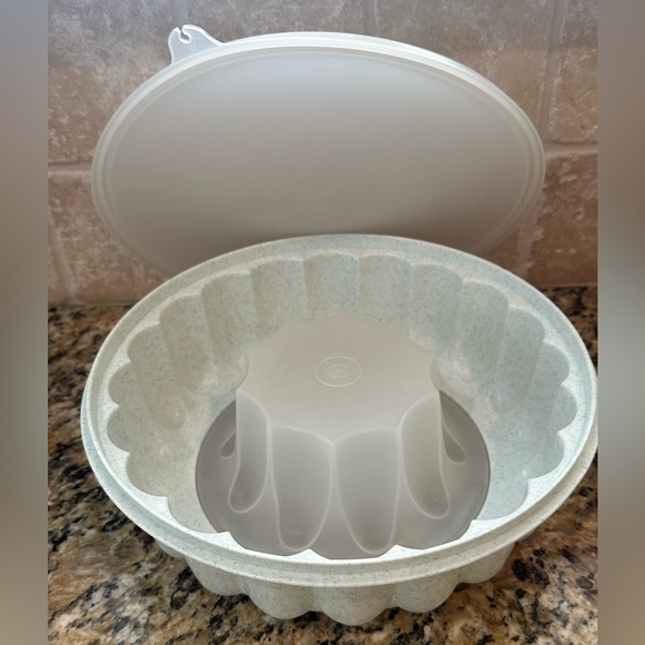 TUPPERWARE Jel-A-Ring gray Mold - Picture 3 of 5